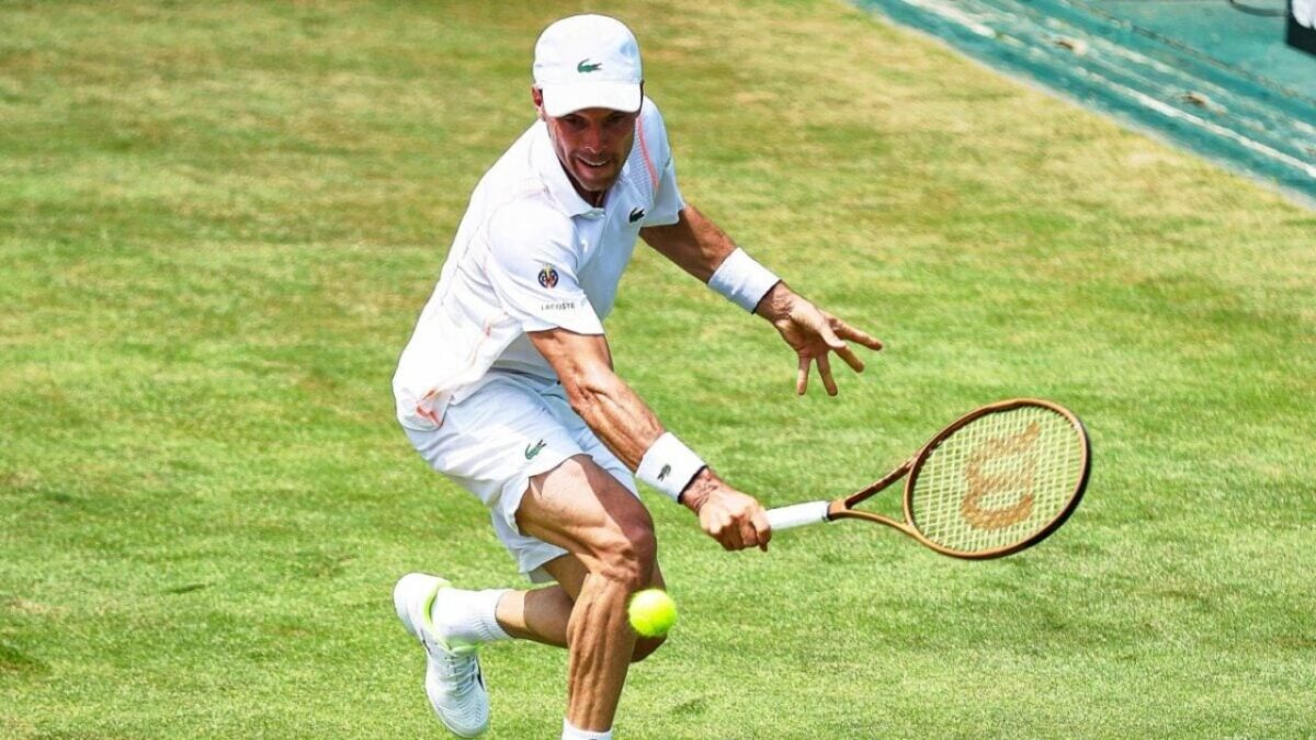 Jakub Mensik Narrowly Avoids Default After Sending his Racket into the Crowd at Queen's Club 2 Roberto Bautista-Agut