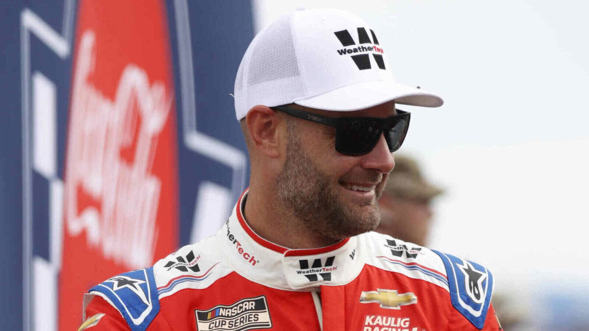 (Video) Shane Van Gisbergen's Crew Member Involved in a Wild Pit-Road Accident Involving AJ Allmendinger 1 Shane van Gisbergen