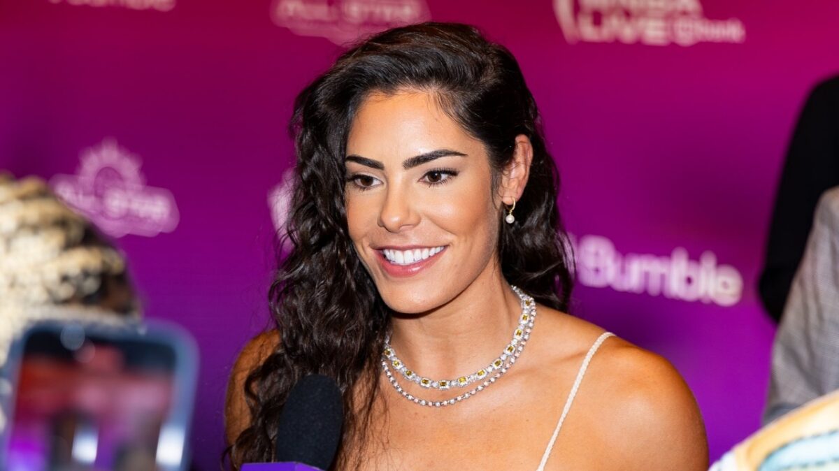 (Video) Kelsey Plum Goes Viral For 'Weird' Interaction with Fans Outside Hotel 1 Kelsey Plum