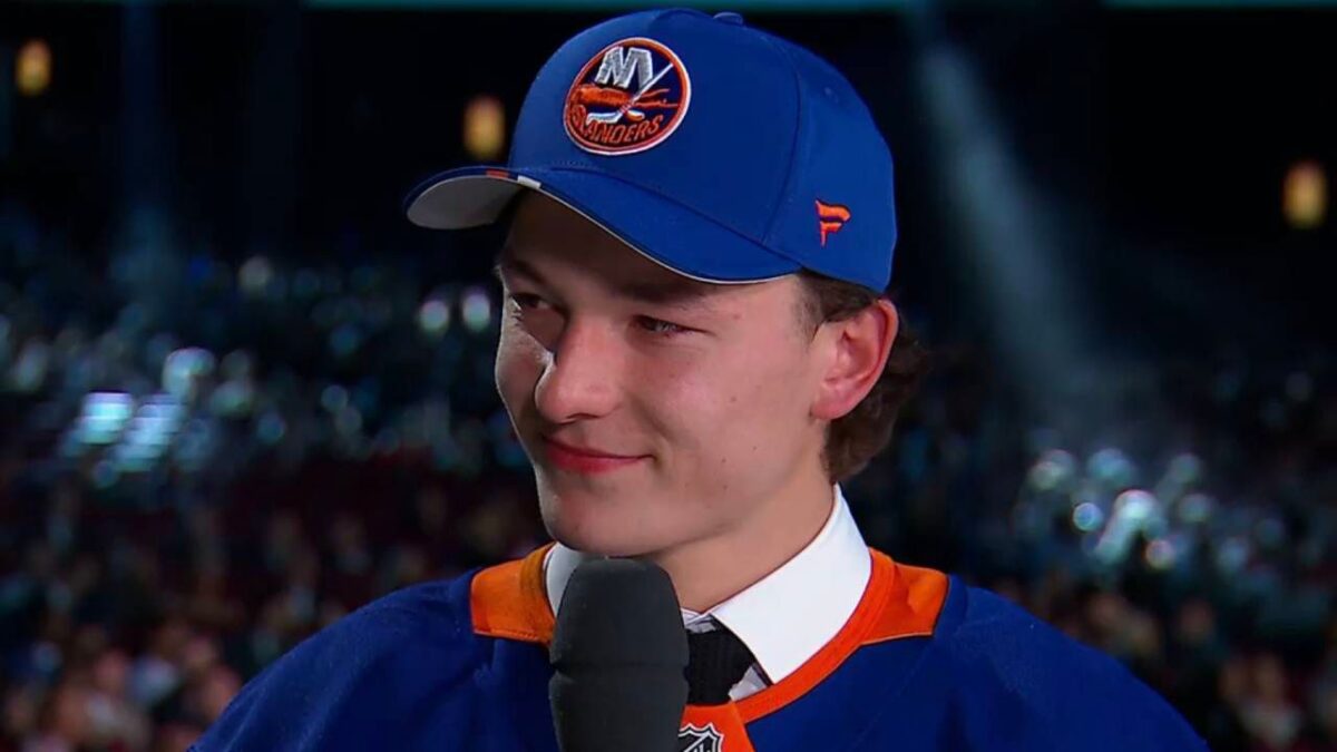 NY Islanders' No.1 Pick Matthew Schaefer Pays EMOTIONAL Tribute to Late Mother During 2025 Draft 1 Matthew Schaefer