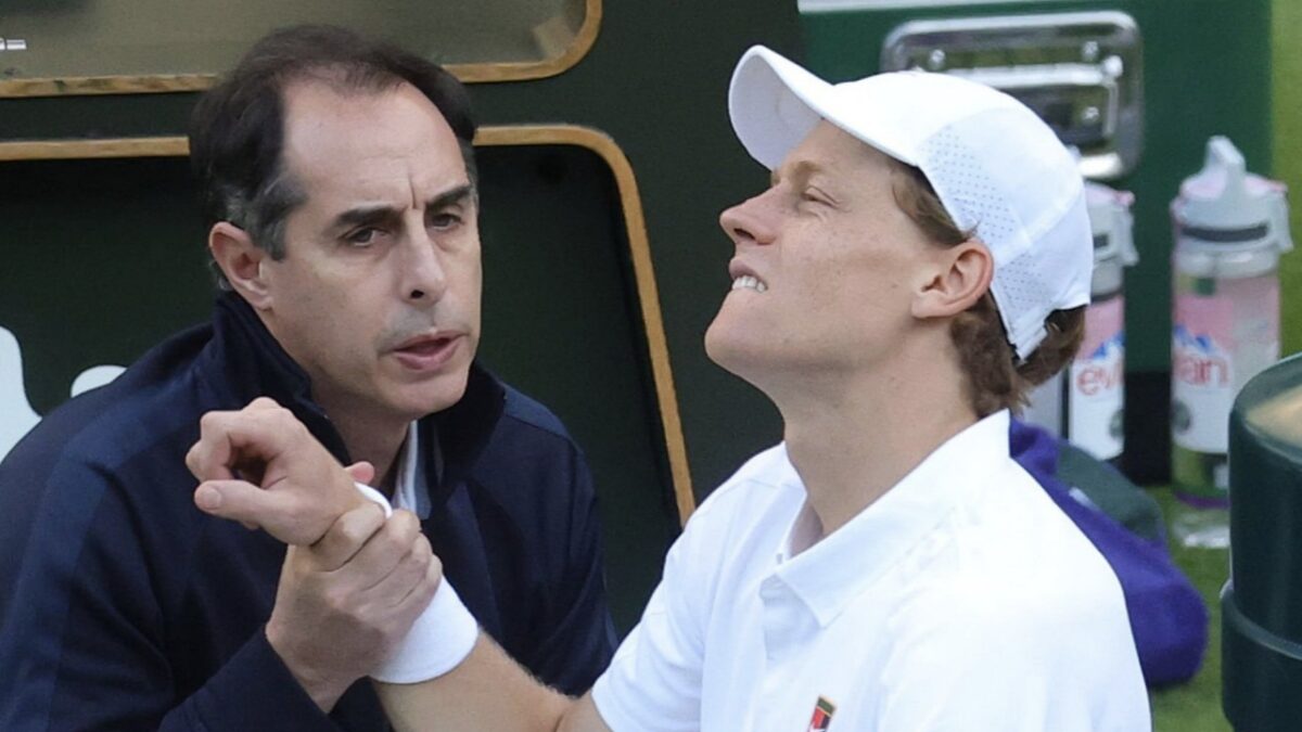 Jannik Sinner receives help from ATP physio