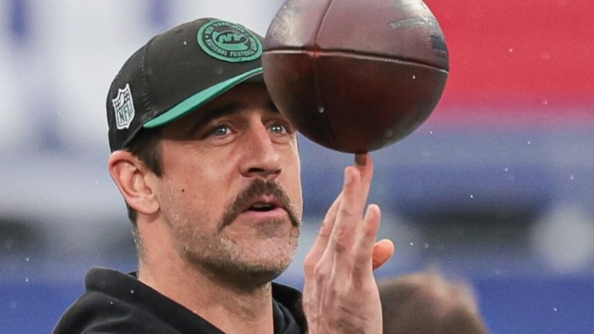(Video) Aaron Rodgers Refuses to Sign Fan's Jersey at Golf Event for Shocking Reason