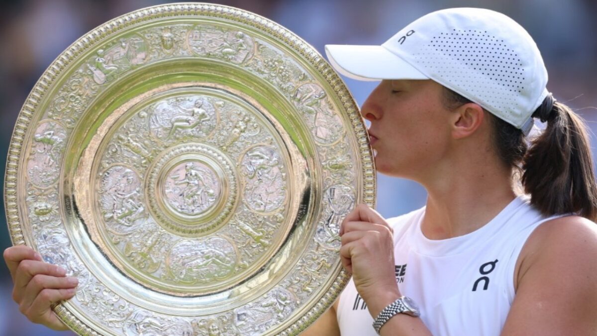 Ex-ATP Pro Compares Iga Swiatek to Steffi Graf After 'Ruthless' Performance in Wimbledon Final 1 Iga Swiatek