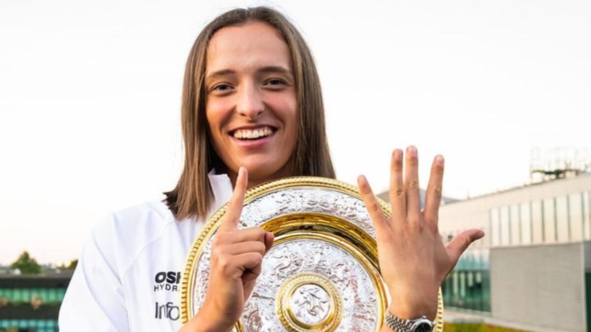 Ex-ATP Pro Compares Iga Swiatek to Steffi Graf After 'Ruthless' Performance in Wimbledon Final 2 Iga Swiatek (2)