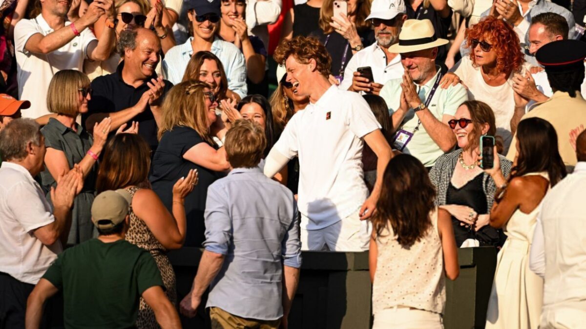 Chris Evert Bluntly Reacts to Claims of Not Rooting for Jannik Sinner During Wimbledon Final Against Carlos Alcaraz 1 Jannik Sinner with his mom