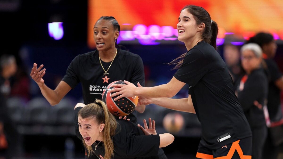 Sabrina Ionescu Nearly Breaks 3-Point Record to Become 2nd Ever Player with Multiple Wins 1 Sabrina Ionescu helping rookie Sonia Citron practice for 3-point contest