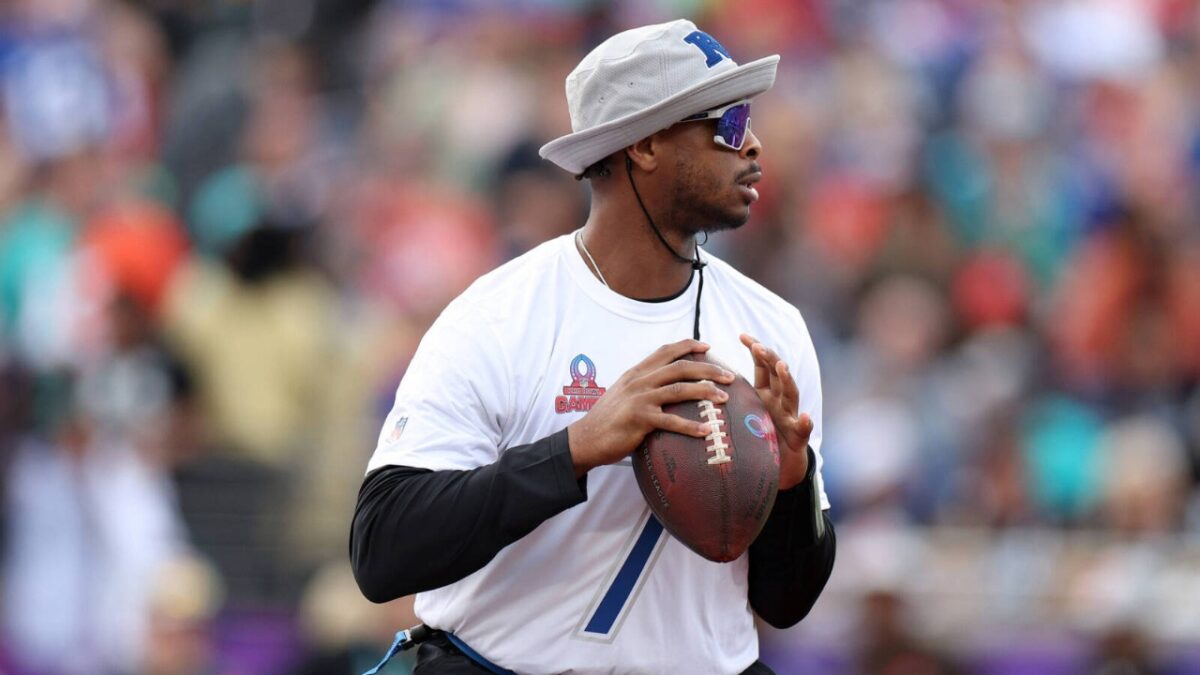 Geno Smith Flips Off Seahawks Fans in Return to Seattle as Maxx Crosby Joins In