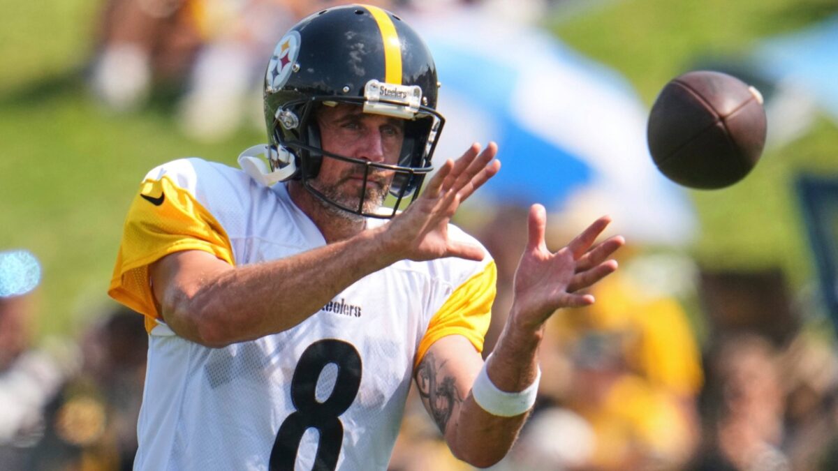 Aaron Rodgers wearing the new helmet at Steelers practice