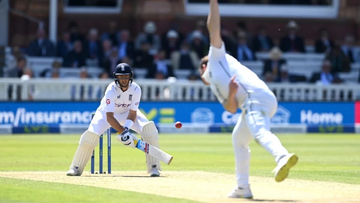 Joe Root playing the reverse scoop against Australia