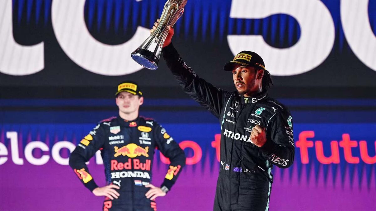 Lewis Hamilton winning the 2021 Saudi Arabian GP with Max Verstappen in P2 (via F1)