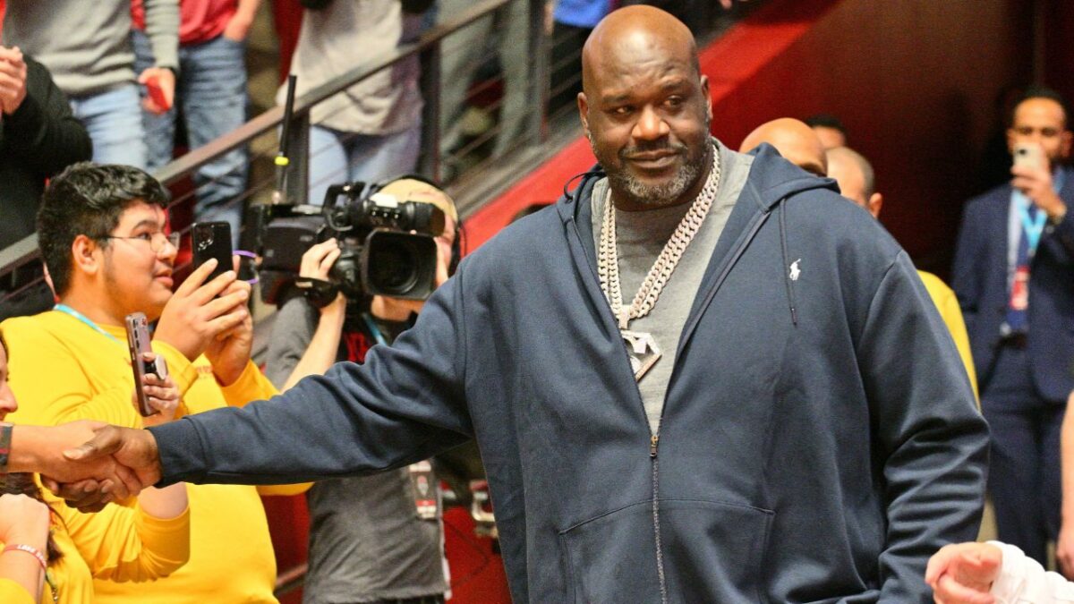 Shaquille O'Neal greeting fans
