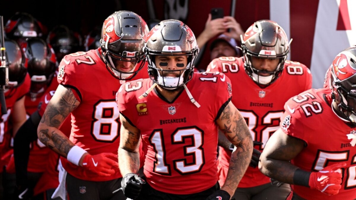 LeBron James vs. Michael Jordan? Mike Evans Has a Final Verdict 1 LeBron James vs. Michael Jordan? Mike Evans Has a Final Verdict