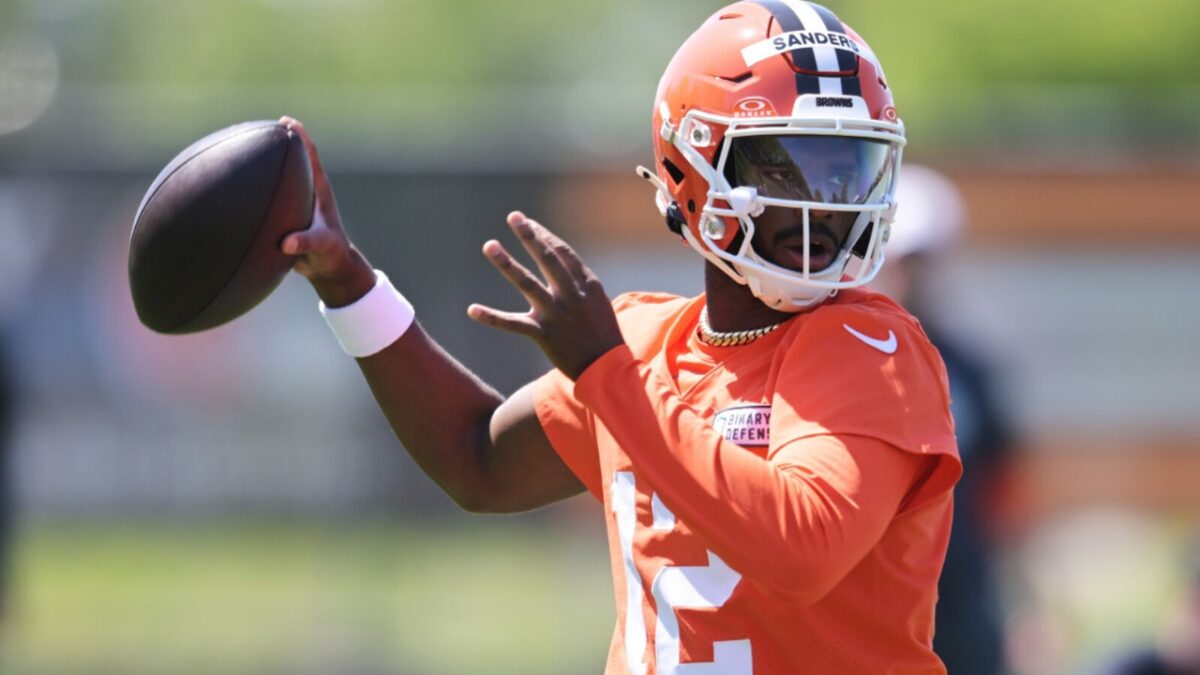 Robert Griffin III Slammed by Deshaun Watson's Coach for Accusing Kevin Stefanski of Derailing Shedeur Sanders' Career 1 Robert Griffin III Slammed by Deshaun Watson's Coach for Accusing Kevin Stefanski of Derailing Shedeur Sanders' Career