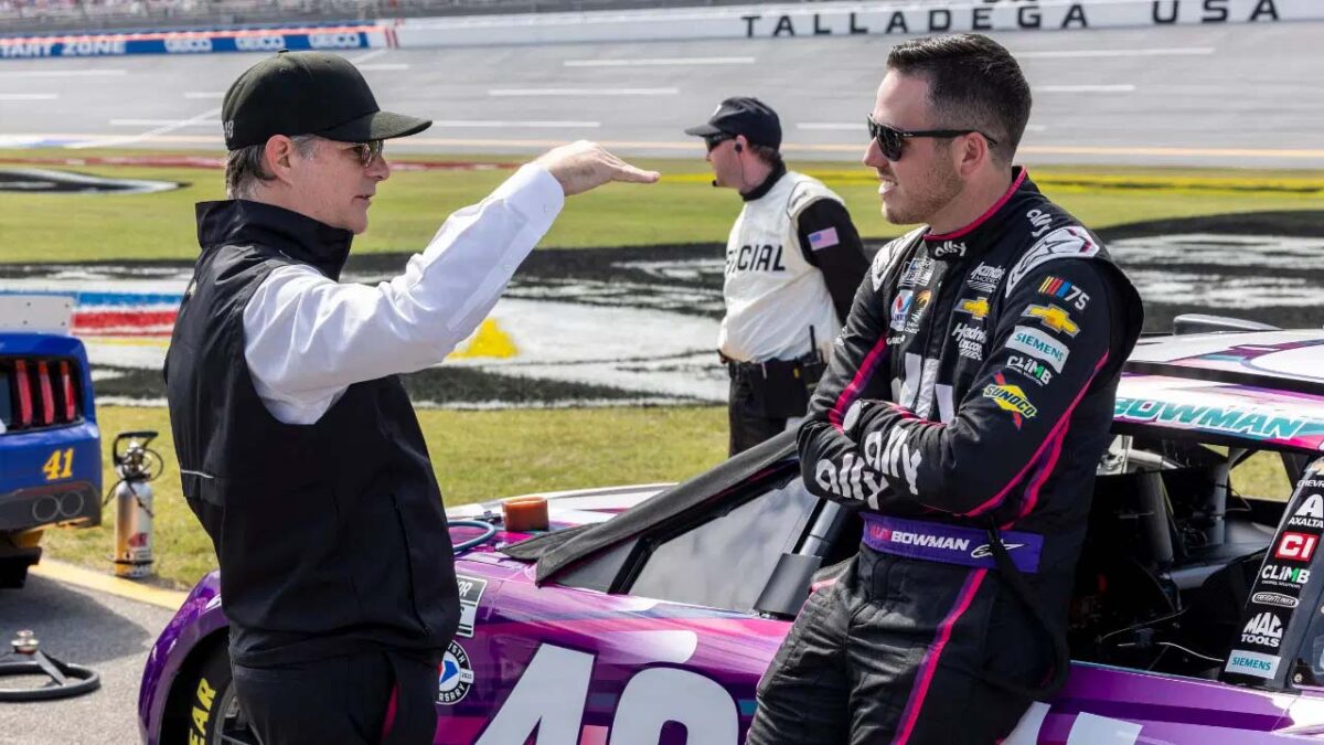 Alex Bowman Admits He Had An "Unacceptable Day" at Darlington 1 Jeff Gordon and Alex Bowman (via USA Today)
