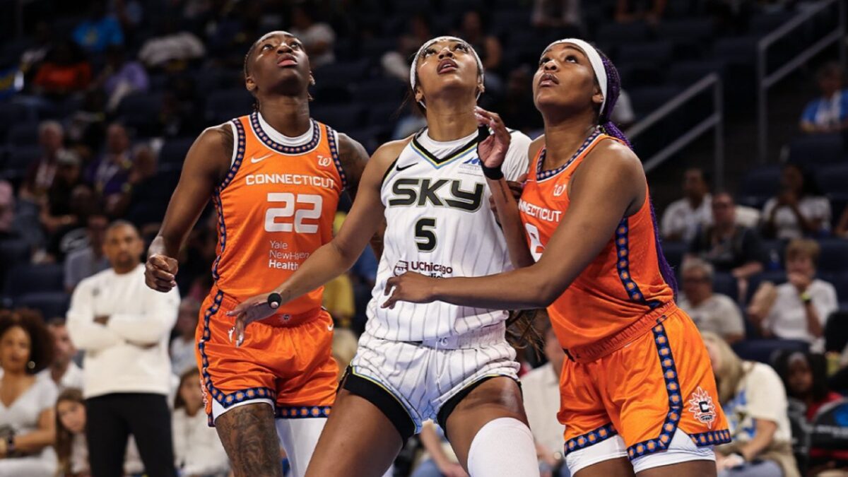 Angel Reese batlling with Connecticut Sun players