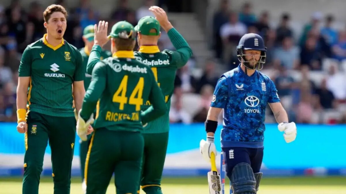 South Africa dismiss Ben Duckett cheaply.