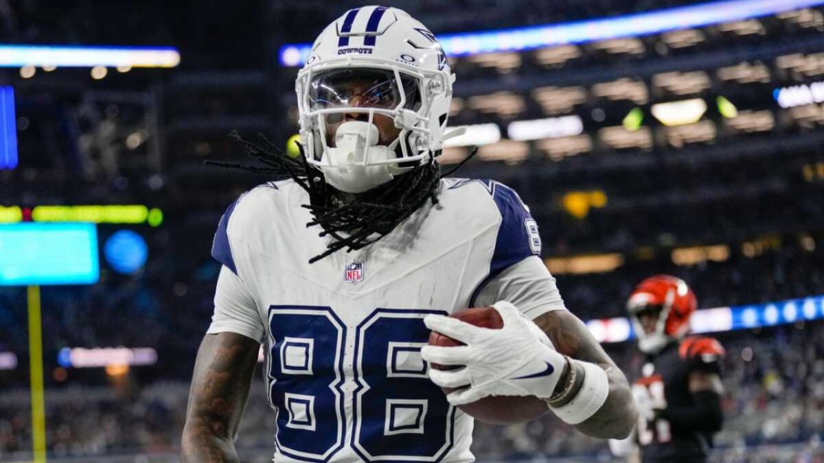 CeeDee Lamb's Costly 4th Quarter Drop Potentially Cost Cowboys the Game, Fans React - "He Needs to Catch That" 1 CeeDee Lamb's Costly 4th Quarter Drop Potentially Cost Cowboys the Game, Fans React - "He Needs to Catch That"