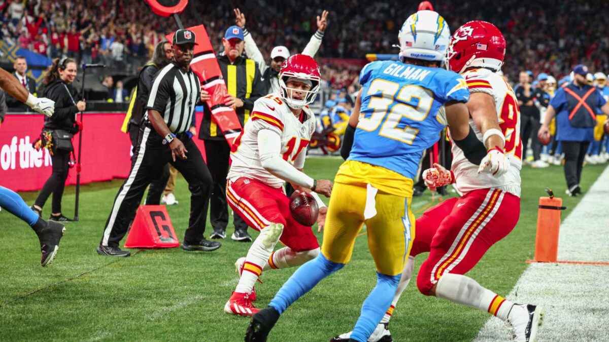 Travis Kelce Sends Xavier Worthy to Medical Room After Nasty Collision in Season Opener 1 Patrick Mahomes after scrambling for a touchdown
