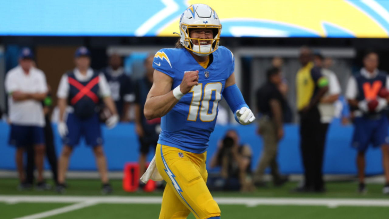 Justin Herbert’s Insane 300+ Yards Outing Against Chiefs Has Fans Going Crazy – “Madison Beer Got Him Acting Like an MVP”