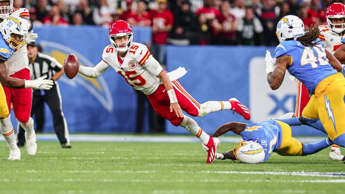 (Video) Chargers' Teair Tart Slaps Travis Kelce Hard Mid-Game, Gets Away Without Getting Ejected 1 Patrick Mahomes dazzled the Brazilian crowd with this throw