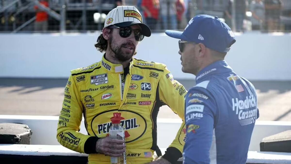 Kevin Harvick Bets on Kyle Larson to Win Bristol Night Race 1 Ryan Blaney confronting Kyle Larson after Gateway crash (via Getty)
