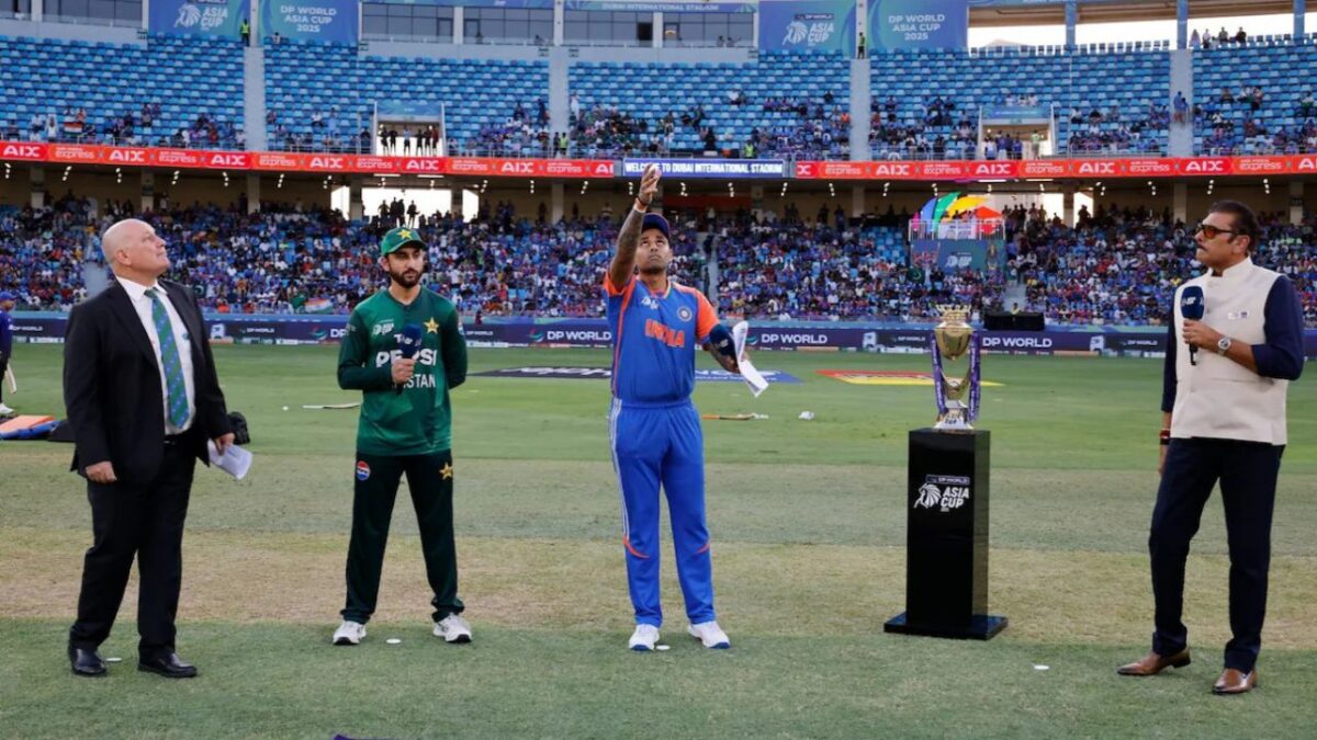 Pakistani and Indian players didn't shake hands in their Asia Cup match.