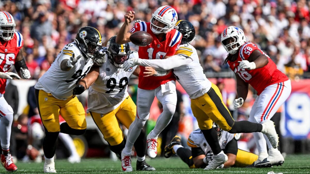 Aaron Rodgers Rewrites History Books Once Again, Passes Brett Favre in Elite List 1 Steelers defense stifled Patriots