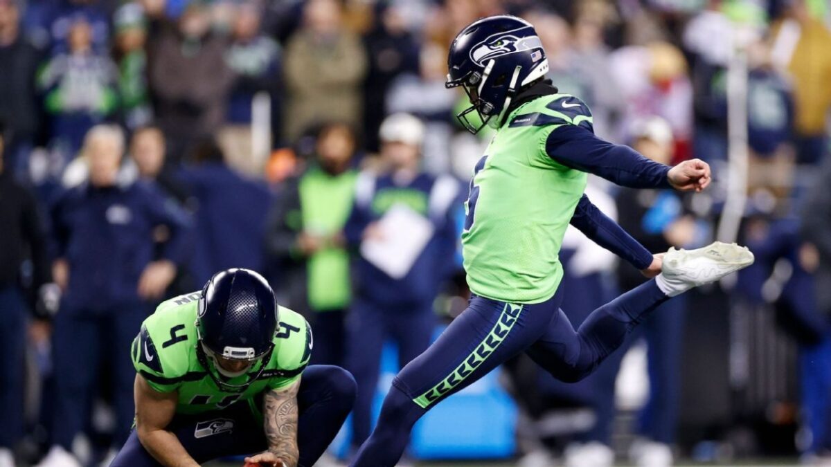 (Video) High on Smelling Salts, Jason Myers Drills a 52-Yard Field Goal to Win Seahawks' Third Game of the Season
