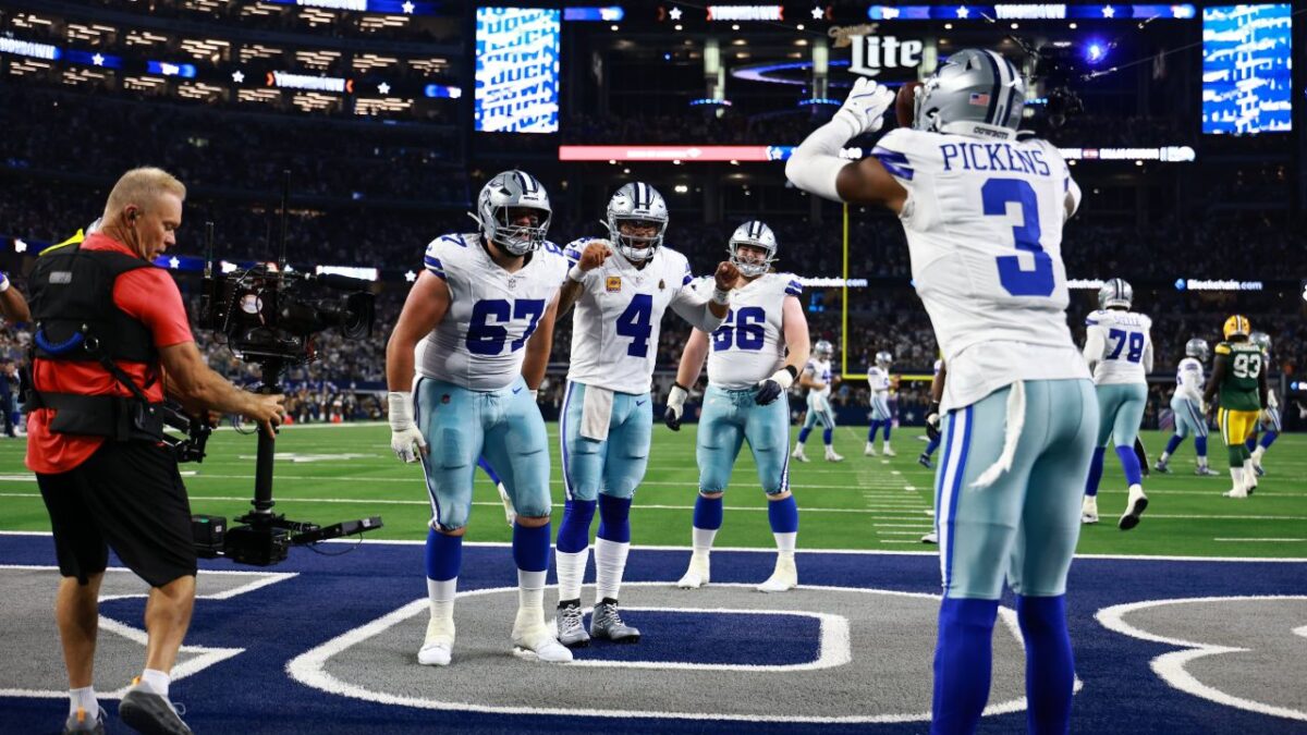 George Pickens and the Cowboys celebrating his touchdown