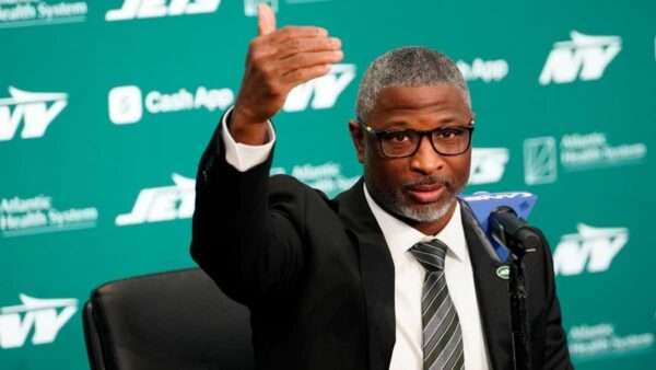 Reporters Overhear ‘Furious’ Jets HC Aaron Glenn SCREAMING at Players After Loss