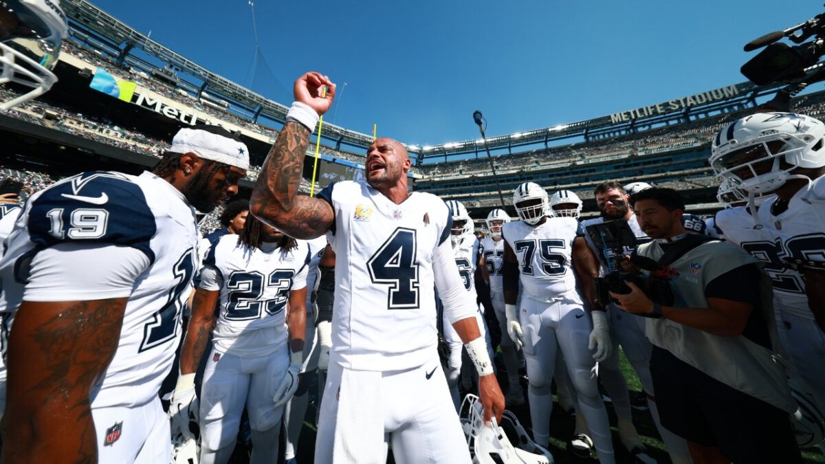 Dak Prescott rallying his Cowboys before the Jets game