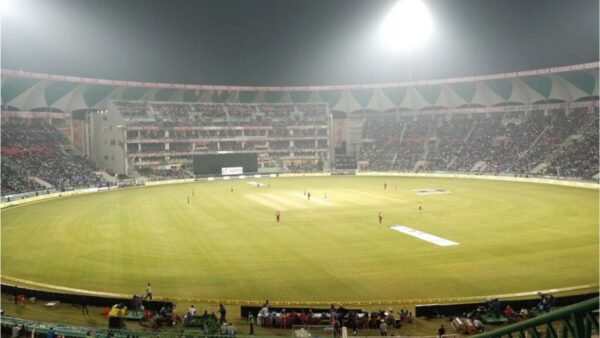 (Video) Roaring Indian Cricket Fans Bring Their ‘A Game’ to Kanpur