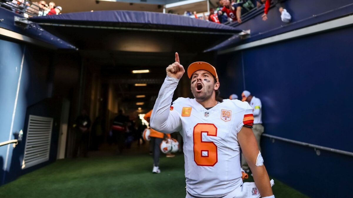 Baker Mayfield jaws with Seahawks fan after win
