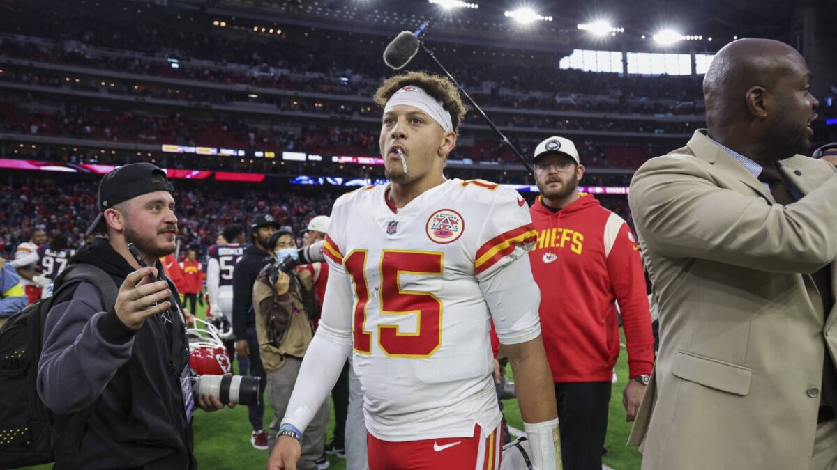 (Video) After Ugly Pick-Six, Patrick Mahomes’ Bizarre Clapping Sparks Fan Backlash - “Like It Wasn’t His Fault”