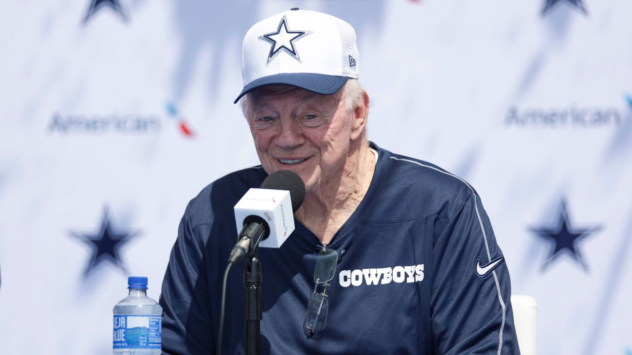 Jerry Jones Bizarrely Defends Flipping off Fans That Cost Him $250K in Fines