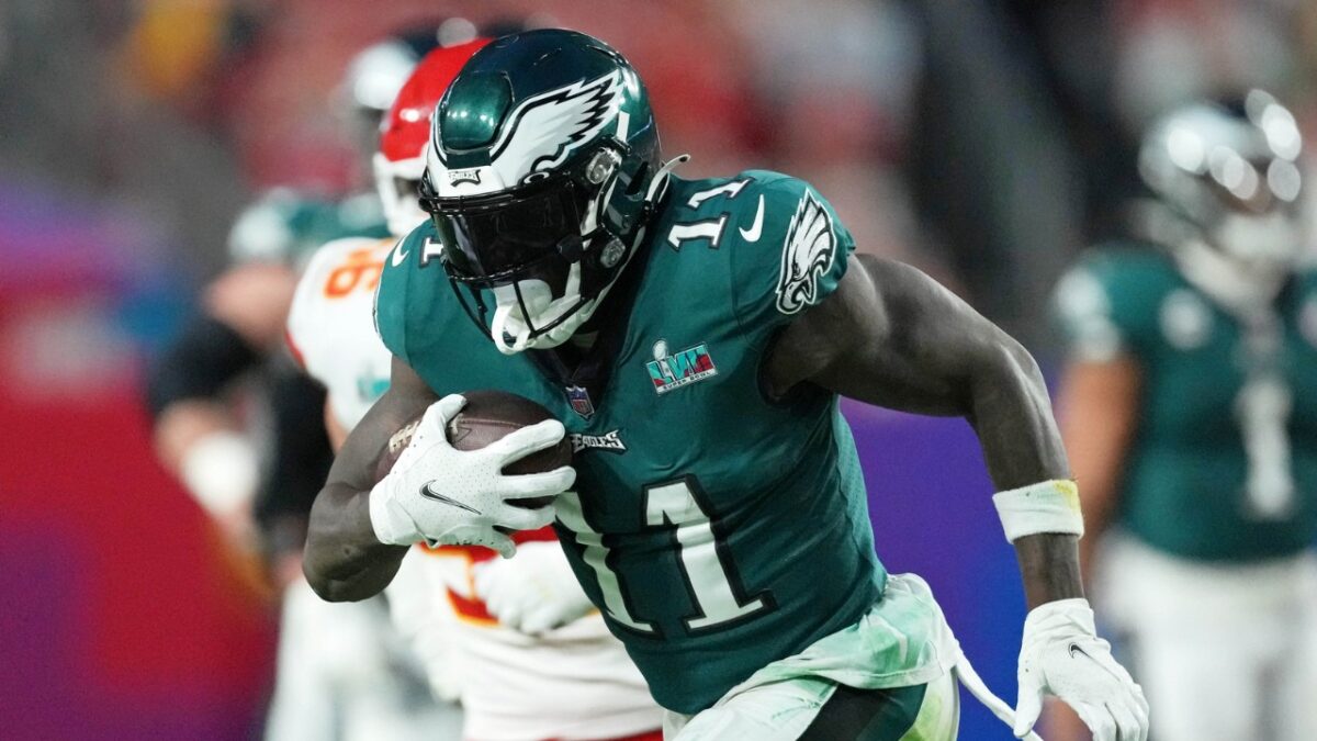 AJ Brown Has a Cold Response to Whether He Had a Meeting With Jalen Hurts and Saquon Barkley Before Eagles Loss to Giants 1 AJ Brown Has a Cold Response to Whether He Had a Meeting With Jalen Hurts and Saquon Barkley Before Eagles Loss to Giants
