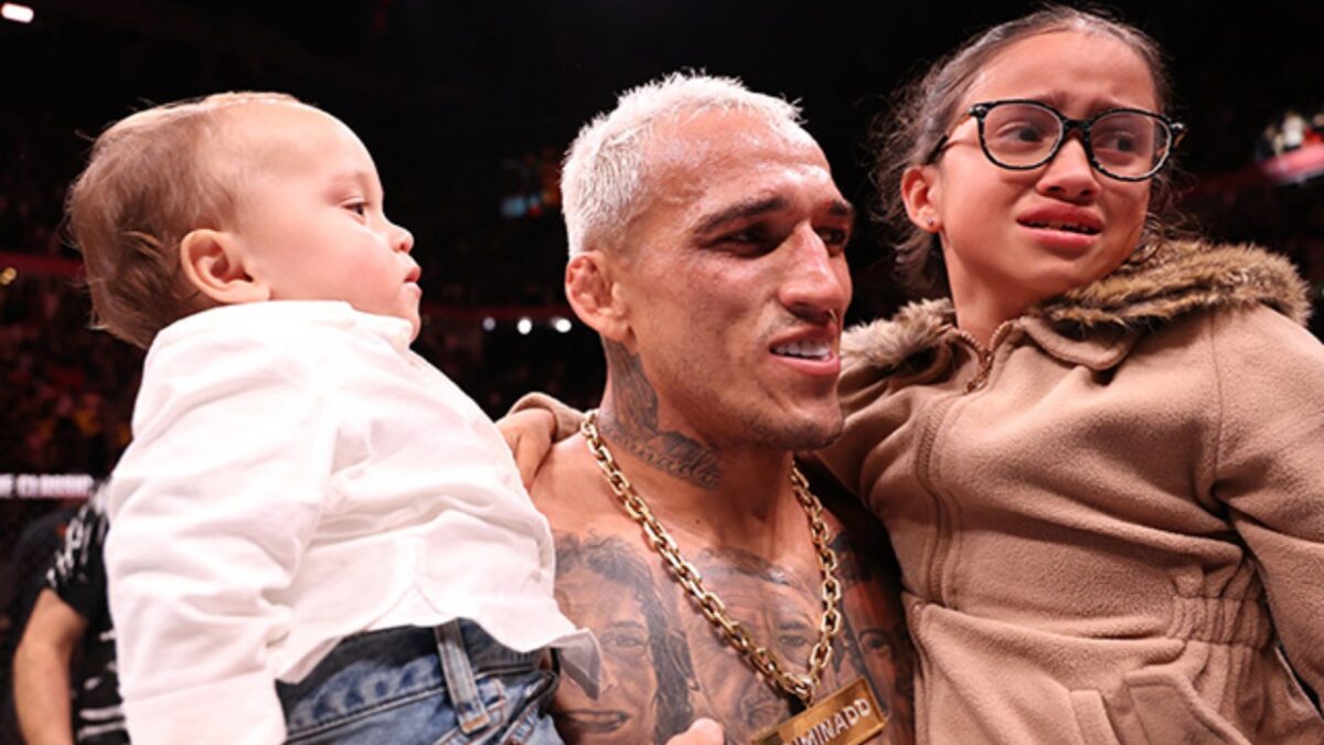 Charles Oliveira with his children