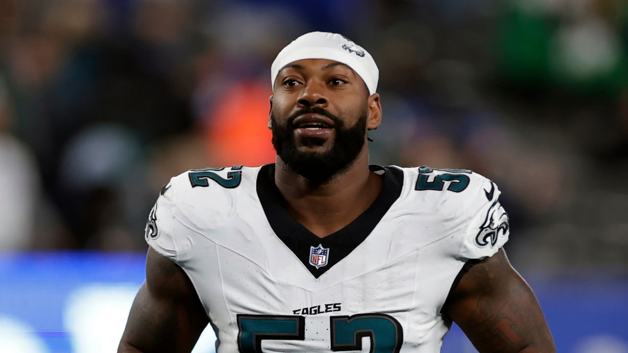 Eagles Losing Za’Darius Smith Mid-Season To Retirement Sends Fans In Splits – “Took One Hit From Skattebo And Retired”