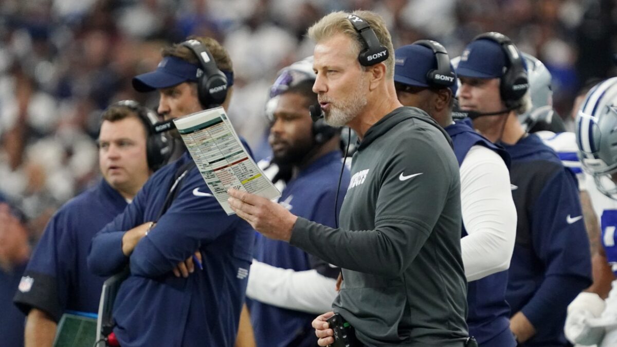 Jerry Jones Refusing to Change Cowboys' Defensive Coordinator Leaves Fans Fuming - "He Has No Interest in Winning Football Games" 1 Matt Eberflus is facing heat for the Cowboys' defensive woes