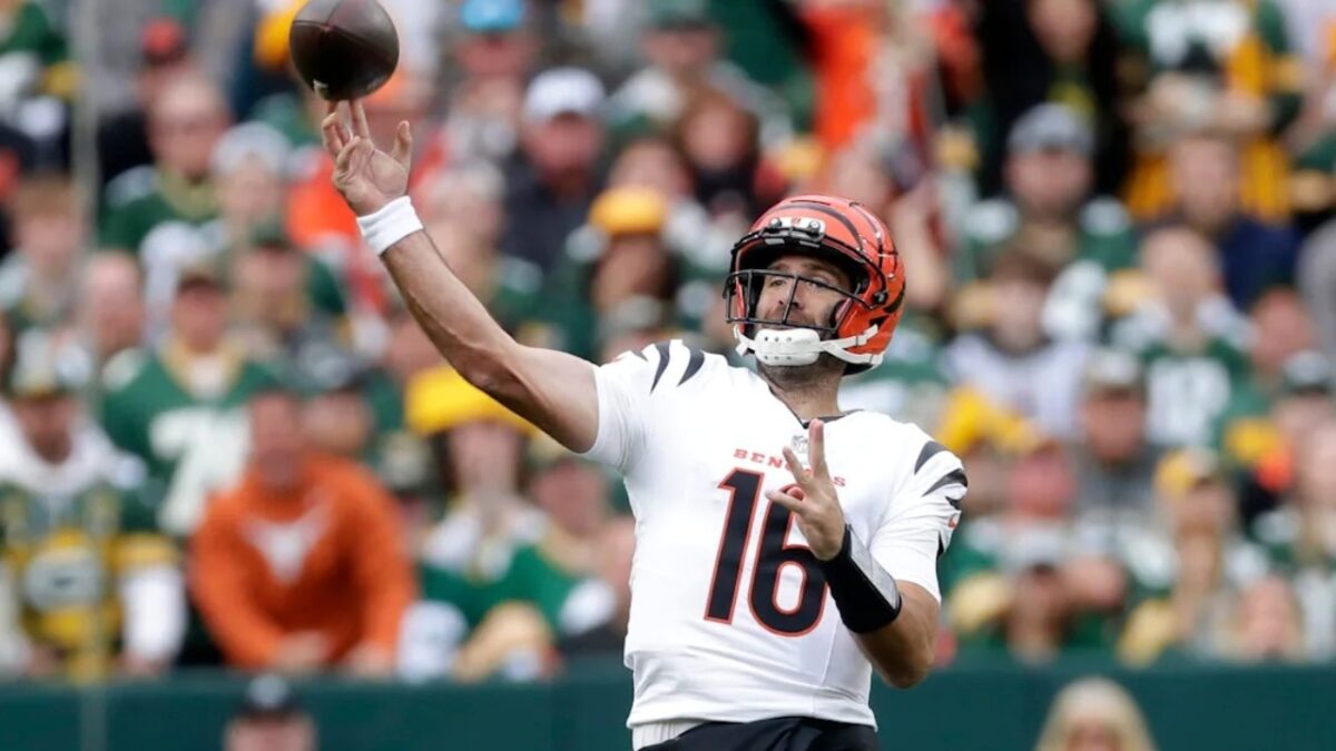 Joe Flacco Jokes With Aaron Rodgers After Outdueling Him in Surprise ‘Unc Bowl’ Shootout 1 Joe Flacco Jokes With Aaron Rodgers After Outdueling Him in Surprise ‘Unc Bowl’ Shootout