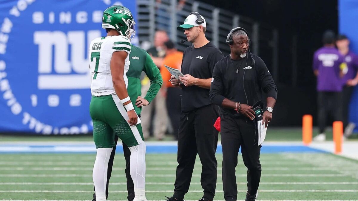 Jets Owner Woody Johnson Defends Aaron Glenn Amid 0-7 Start While Criticizing Justin Fields 1 Justin Fields and Aaron Glenn during a game