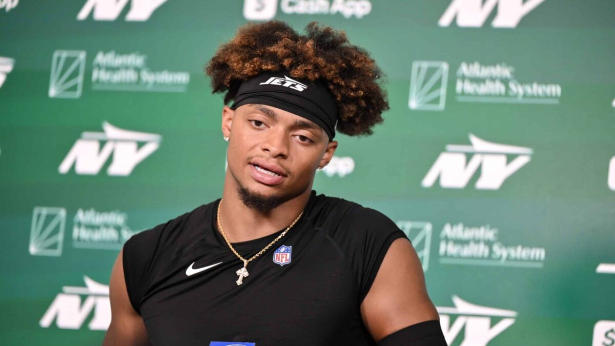 Fans Mock Justin Fields' Awkward Response to Owner Woody Johnson's Remark Following Jets' 0-7 Start to Season: "Processing That Info Slower Than a Blitz"
