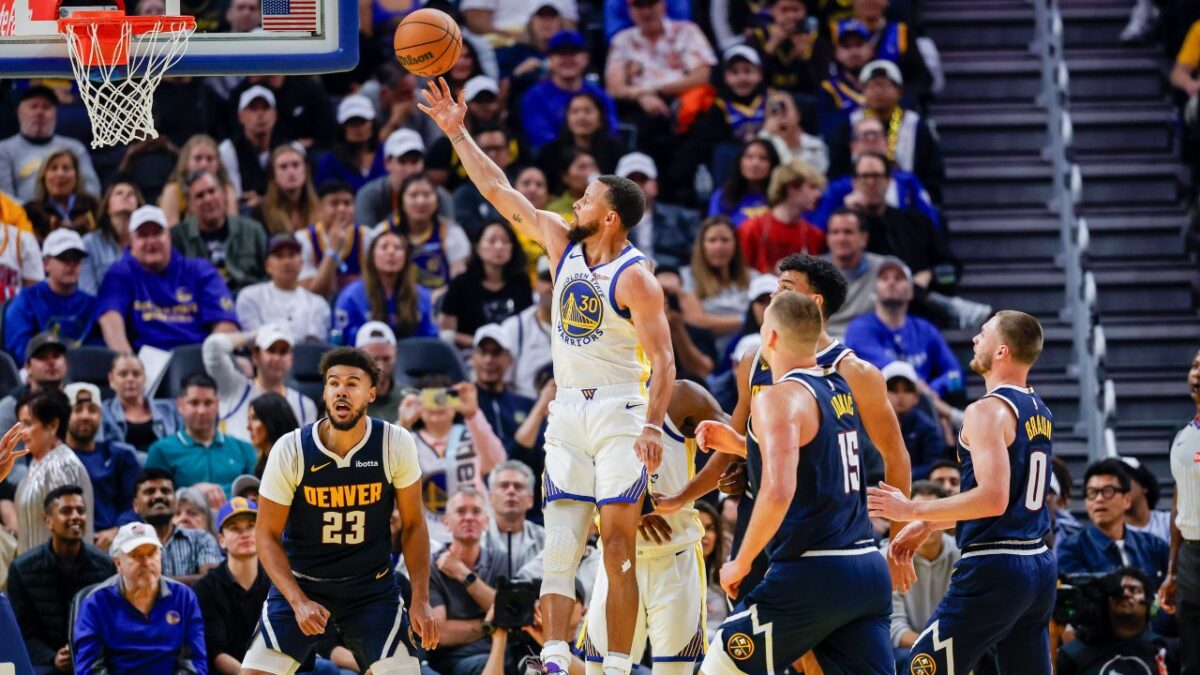 "Greatest PG of All Time" - Stephen Curry's Game-Winner Leaves Internet Speechless 1 Stephen Curry rising above Nuggets players to score