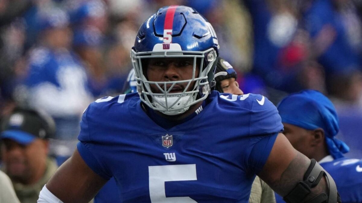 (Video) Yet Another Controversy Around Tush Push as Refs Favor Eagles Over Obvious Fumble Against Giants 1 Video Yet Another Controversy Around Tush Push as Refs Favor Eagles Over Obvious Fumble Against Giants 2