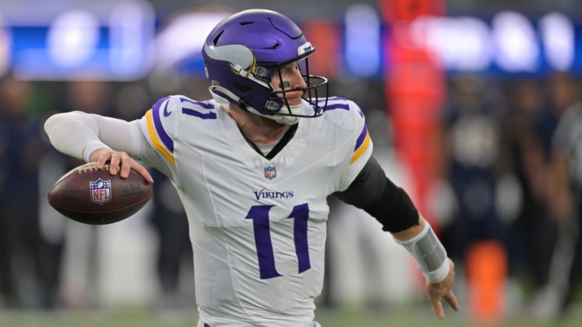 Carson Wentz Ending His Season After Playing 2.5 Games with Injured Shoulder Has Fans Questioning Vikings Coaches - "Truly Horrific" 1 Carson Wentz to undergo season-ending surgery