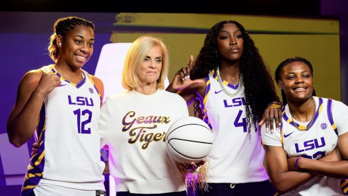 Mikaylah Williams, Kim Mulkey, Flau'jae Johnson, and MiLaysia Fulwiley