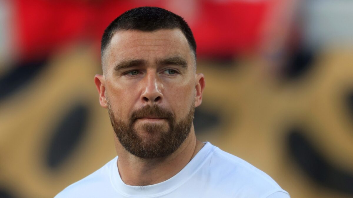 (Video) Travis Kelce Mocks Hostile Buffalo Crowd During Heated Clash with Bills