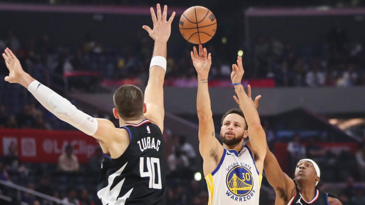 Steve Nash Admits Stephen Curry Running Rings Around Him Sped Up His Retirement Decision 1 Stephen Curry revolutionized the 3-point game