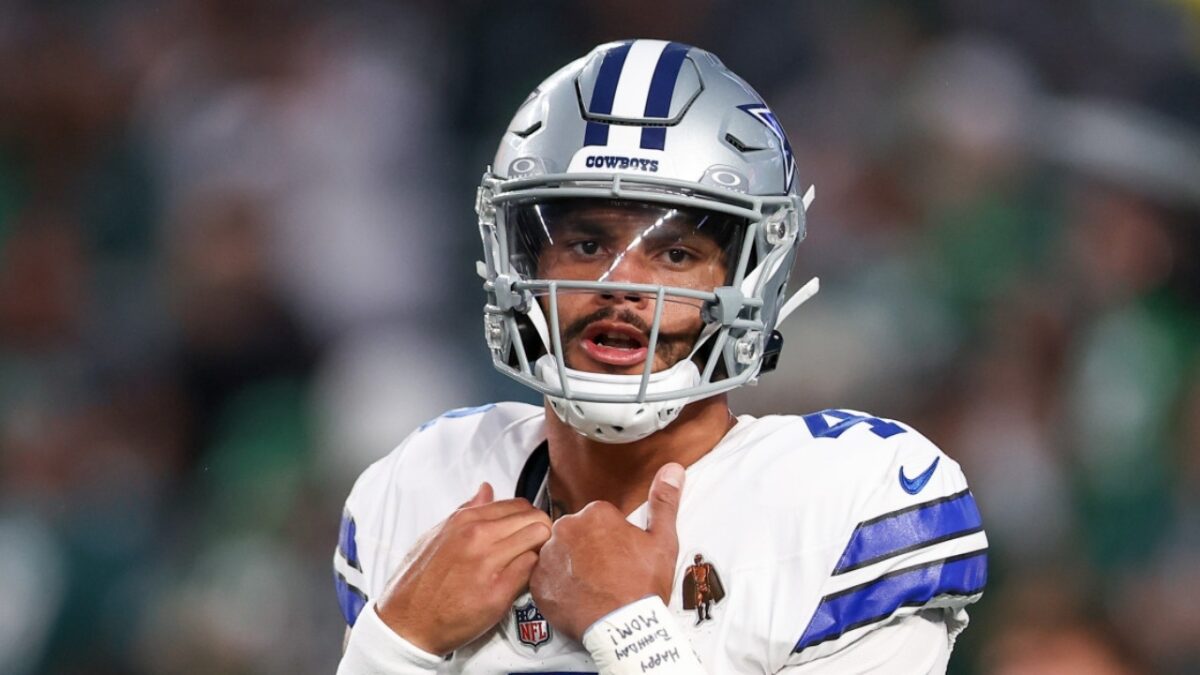 Draymond Green Goes Off on Dak Prescott, Calling the Cowboys Quarterback a ‘B*m’ While Critiquing His Play 1 Draymond Green Goes Off on Dak Prescott, Calling the Cowboys Quarterback a ‘Bum’ While Critiquing His Play