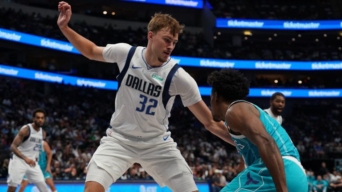 Cooper Flagg battling against the Hornets